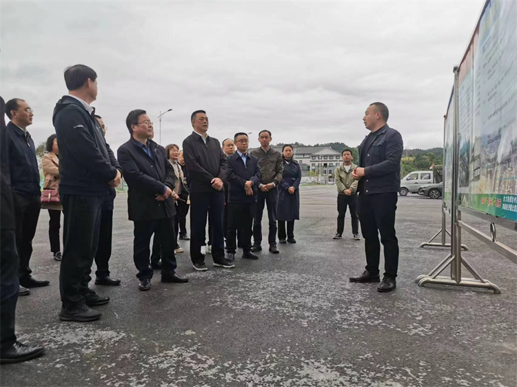 自貢市人大常委會副主任、民建自貢市委主委王孝謙一行考察四川供銷西南冷鏈物流基地